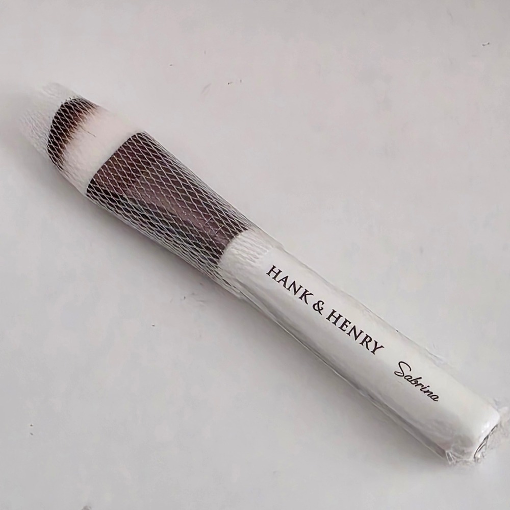 Hank & Henry Sabrina Makeup Brush White Handle Synthetic Bristles New